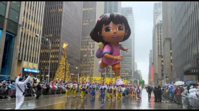 A New York la parata di Macy's per Thanksgiving sotto la pioggia