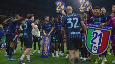 Arriva il fischio finale, San Siro esplode: i festeggiamenti in campo