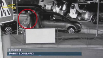 Il finto cieco che portava in auto il finto invalido