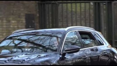 Re Carlo esce dalla residenza di Clarence House dopo breve ricovero