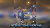Un calcio sulla pancia a una ragazza e spintoni