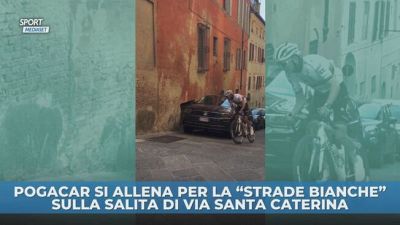Pogacar si allena per la "Strade Bianche" sulla salita di Via Santa Caterina