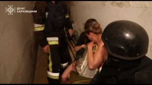 Ucraina, bombe su Kharkiv: i cittadini fuggono nei rifugi