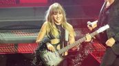 Sanremo 2025, il recap della terza puntata: la sorpresa di Victoria dei Maneskin e la classifica in pigiama