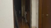 Fa esplodere una porta e si appropria di una casa