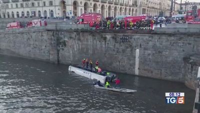 Precipita bus a Torino Morto l'autista