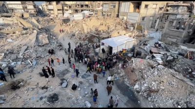 A Gaza la folla spinge per ricevere il cibo al punto di distribuzione