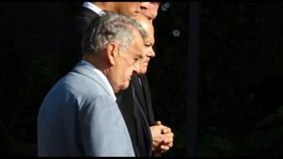 Scholz depone dei fiori a Solingen: "Provo rabbia contro islamisti"