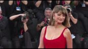 A Venezia Penelope Cruz in rosso, Bardem e Ben Affleck sul red carpet