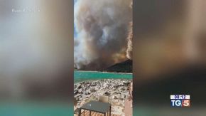 Fiamme in spiaggia, 200 in salvo via mare