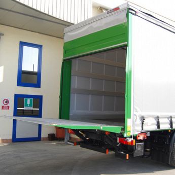 Gruppo Autotrasporti Dogana s.p.a. camion con sponde idrauliche