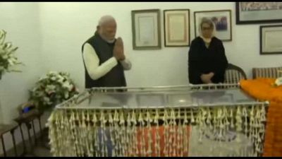 India, Modi rende omaggio al defunto primo ministro Manmohan Singh