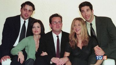 Matthew Perry solo, circondato da squali