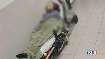 8 giorni in barella Muore in ospedale