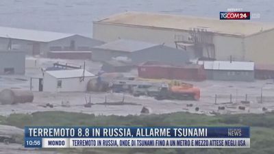 Breaking News delle 11.00 | Terremoto 8.8 in Russia, allarme tsunami