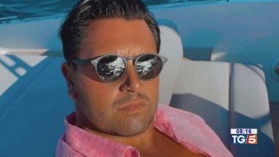 Uccide il compagno dell'ex e le invia foto