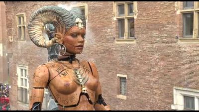 A Tolosa la gigantesca Donna-scorpione incontra il Minotauro