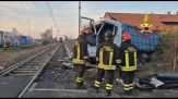 Incidente tra camion e treno a Chivasso: due feriti lievi