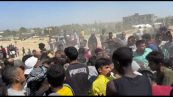 Gaza, la lotta per gli aiuti dal cielo: "Combattiamo per fame"