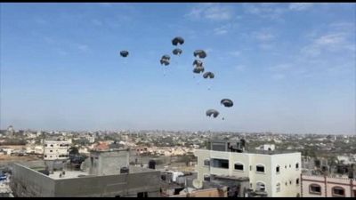 Piovono aiuti dal cielo a Gaza, scene di caos tra i palestinesi