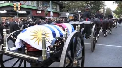 Applausi per corteo funebre di Pepe Mujica che attraversa Montevideo