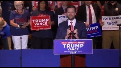 Vance attacca Harris, "lei peggio di Biden, cacciamola a calci"