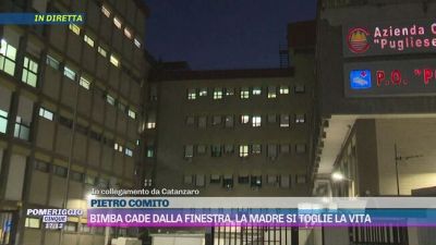 Bimba cade dalla finestra, la madre si toglie la vita