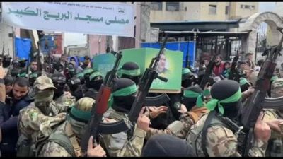 A Gaza una folla armata per i funerali del leader di Hamas Issa