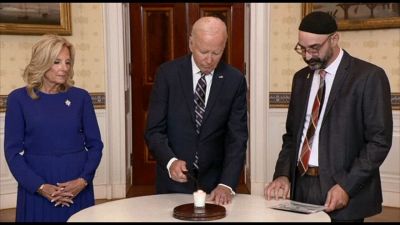 7 ottobre, Biden accende un candela alla Casa Bianca