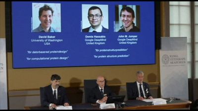 Nobel per la Chimica a David Baker, Demis Hassabis e John Jumper