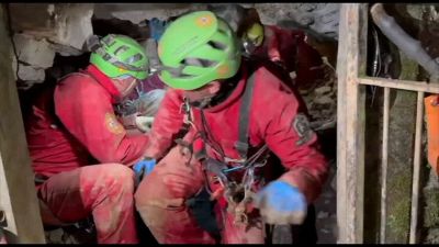 Salvata dopo 75 ore, la speleologa Ottavia Piana è fuori dalla grotta