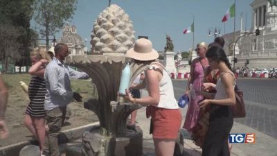 Caldo insopportabile e ombrelloni solidali