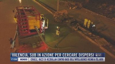 Breaking News delle 18.00 | Valencia, sub in azione per cercare dispersi