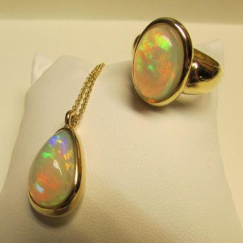 anello e ciondolo in oro con opale