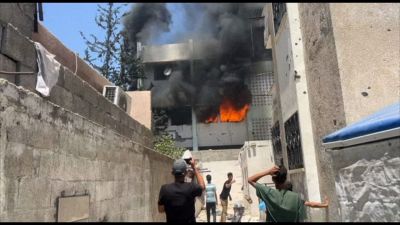 Incendio in scuola a Gaza dopo raid Israele, la fuga dei rifugiati