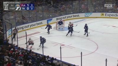 Paura in Nhl: arbitro centrato dal disco durante Lightning-Panthers