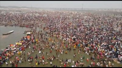 Bagno di massa nel Gange di milioni di fedeli alla fine del Kumbh Mela