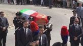 La bara nel Tricolore, il picchetto d'onore, l'abbraccio di Mattarella