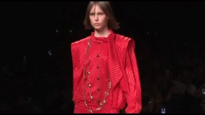 Moda Parigi, per Louis Vuitton stile, colori e piume, anche ai piedi