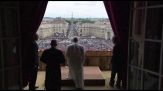 Il momento in cui il Papa si affaccia a San Pietro per Regina Caeli