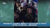 Ney coccola l'invasore di campo