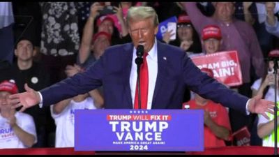 Ultimo comizio di Trump in Michigan: "Con me nuove vette di gloria"