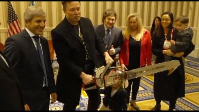 Milei regala a Musk una "motosega della burocrazia"