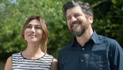 Tre di troppo, Virginia Raffaele e Fabio De Luigi improvvisamente genitori: tutte le curiosità sulla commedia