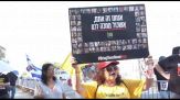 Proteste in attesa di Netanyahu fuori dal kibbutz Nir Oz