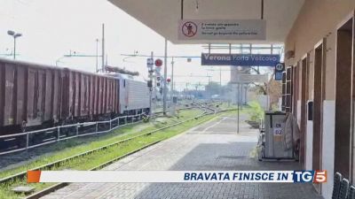 "Siamo sui vagoni", e muore folgorato