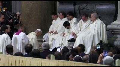Papa Leone XIV celebra per la prima volta rito lavanda dei piedi