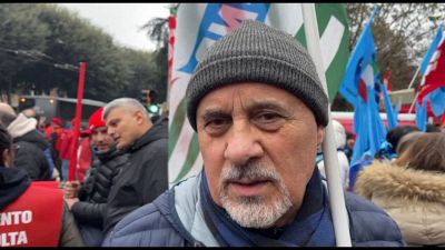 Sciopero, a corteo di Bologna un tesserato Cisl con bandiera