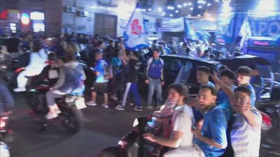 Napoli, la festa non si ferma più: i tifosi impazziscono di gioia per le vie della città