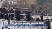 Breaking News delle 14.00 | Mosca, folla e applausi per Navalny